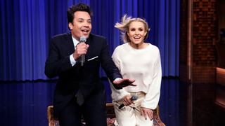 Kristen Bell and male friend do 17 Disney songs in 5 minutes on <i>The Tonight Show</i>